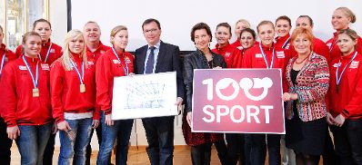 Am 18. Oktober 2011 Frauenministerin Gabriele Heinisch-Hosek und Bundesminister f&uuml;r Landesverteidigung und Sport Norbert Darabos bei der Pressekonferenz des Vereins &quot;100% Sport&quot;.
