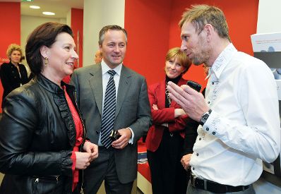 Am 2. M&auml;rz 2011 er&ouml;ffnete Frauenministerin Gabriele Heinisch-Hosek (l.) im Rahmen der V&auml;terkarenz-Informationsoffensive f&uuml;r die Wirtschaft das Diskurscaf&eacute; "Papa ist der Beste, aber wie Papa-fit ist Ihr Unternehmen? Sind Sie bereit f&uuml;r die neue Generation Eltern?".