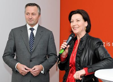 Am 2. M&auml;rz 2011 er&ouml;ffnete Frauenministerin Gabriele Heinisch-Hosek (r.) im Rahmen der V&auml;terkarenz-Informationsoffensive f&uuml;r die Wirtschaft das Diskurscaf&eacute; "Papa ist der Beste, aber wie Papa-fit ist Ihr Unternehmen? Sind Sie bereit f&uuml;r die neue Generation Eltern?".