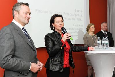 Am 2. M&auml;rz 2011 er&ouml;ffnete Frauenministerin Gabriele Heinisch-Hosek (2.v.l.) im Rahmen der V&auml;terkarenz-Informationsoffensive f&uuml;r die Wirtschaft das Diskurscaf&eacute; "Papa ist der Beste, aber wie Papa-fit ist Ihr Unternehmen? Sind Sie bereit f&uuml;r die neue Generation Eltern?".