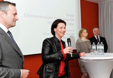 Am 2. M&auml;rz 2011 er&ouml;ffnete Frauenministerin Gabriele Heinisch-Hosek (2.v.l.) im Rahmen der V&auml;terkarenz-Informationsoffensive f&uuml;r die Wirtschaft das Diskurscaf&eacute; "Papa ist der Beste, aber wie Papa-fit ist Ihr Unternehmen? Sind Sie bereit f&uuml;r die neue Generation Eltern?".