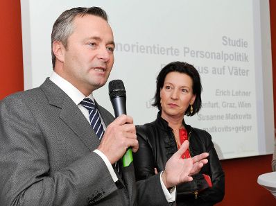 Am 2. M&auml;rz 2011 er&ouml;ffnete Frauenministerin Gabriele Heinisch-Hosek (r.) im Rahmen der V&auml;terkarenz-Informationsoffensive f&uuml;r die Wirtschaft das Diskurscaf&eacute; "Papa ist der Beste, aber wie Papa-fit ist Ihr Unternehmen? Sind Sie bereit f&uuml;r die neue Generation Eltern?".