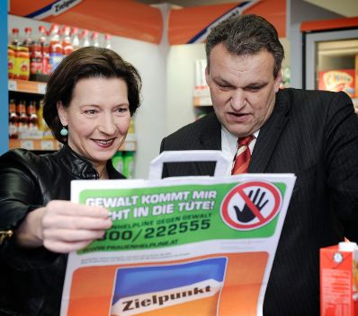 Am 25. November 2011, Internationaler Tag gegen Gewalt an Frauen, Frauenministerin Gabriele Heinisch-Hosek (l.) bei der Aktion &quot;Gewalt kommt mir nicht in die T&uuml;te / gemeinsam mit Zielpunkt&quot;. Zielpunkt-Vorstandsvorsitzender Jan Satek (r.).
