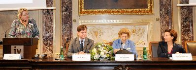 Am 9. November 2011 er&ouml;ffnete Frauenministerin Gabriele Heinisch-Hosek (r.) den Journalistinnenkongress 2011 &quot;Alles ist m&ouml;glich&quot; im Haus der Industrie.