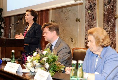 Am 9. November 2011 er&ouml;ffnete Frauenministerin Gabriele Heinisch-Hosek (l.) den Journalistinnenkongress 2011 &quot;Alles ist m&ouml;glich&quot; im Haus der Industrie.