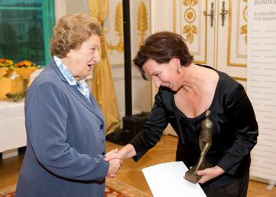 12. Oktober 2011 Bundesministerin Gabriele Heinisch-Hosek (r,) bei der K&auml;the-Leichter-Preisverleihung. Maria Schaumayer.