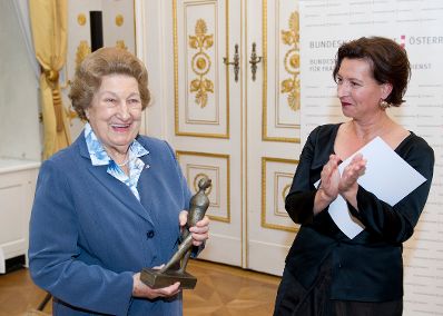 12. Oktober 2011 Bundesministerin Gabriele Heinisch-Hosek (r,) bei der K&auml;the-Leichter-Preisverleihung. Maria Schaumayer.