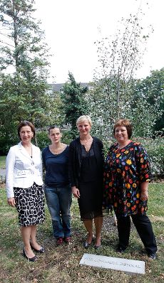 Am 19. Juli 2011 hielt die Frauenministerin die Er&ouml;ffnungsrede bei dem Kunstprojekt "F&uuml;r Johanna" im Haydnpark in Wien. Im Bild (v.l.n.r.) Frauenministerin Gabriele Heinisch-Hosek mit der bildenden K&uuml;nstlerin Isabella Kresse, Stadtr&auml;tin Sandra Frauenberger und Bezirksvorsteherin Gabriele Votava.