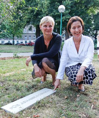 Am 19. Juli 2011 hielt die Frauenministerin die Er&ouml;ffnungsrede bei dem Kunstprojekt "F&uuml;r Johanna" im Haydnpark in Wien. Im Bild Frauenministerin Gabriele Heinisch-Hosek (r.) mit Stadtr&auml;tin Sandra Frauenberger (l.).