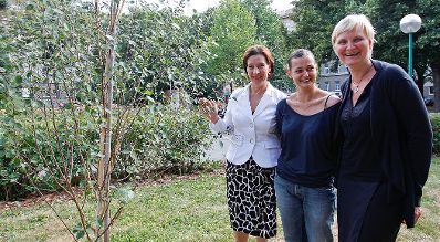 Am 19. Juli 2011 hielt die Frauenministerin die Er&ouml;ffnungsrede bei dem Kunstprojekt "F&uuml;r Johanna" im Haydnpark in Wien. Im Bild (v.l.n.r.) Frauenministerin Gabriele Heinisch-Hosek mit der bildenden K&uuml;nstlerin Isabella Kresse und Stadtr&auml;tin Sandra Frauenberger.