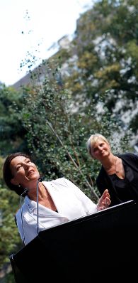 Am 19. Juli 2011 hielt Frauenministerin Gabriele Heinisch-Hosek (l.) die Er&ouml;ffnungsrede bei dem Kunstprojekt "F&uuml;r Johanna" im Haydnpark in Wien. Im Bild mit Stadtr&auml;tin Sandra Frauenberger (r.).