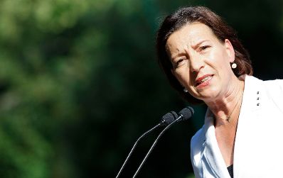 Am 19. Juli 2011 hielt Frauenministerin Gabriele Heinisch-Hosek die Er&ouml;ffnungsrede bei dem Kunstprojekt "F&uuml;r Johanna" im Haydnpark in Wien.