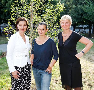 Am 19. Juli 2011 hielt die Frauenministerin die Er&ouml;ffnungsrede bei dem Kunstprojekt "F&uuml;r Johanna" im Haydnpark in Wien. Im Bild (v.l.n.r.) Frauenministerin Gabriele Heinisch-Hosek mit der bildenden K&uuml;nstlerin Isabella Kresse und Stadtr&auml;tin Sandra Frauenberger.
