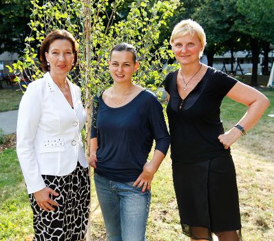 Am 19. Juli 2011 hielt die Frauenministerin die Er&ouml;ffnungsrede bei dem Kunstprojekt "F&uuml;r Johanna" im Haydnpark in Wien. Im Bild (v.l.n.r.) Frauenministerin Gabriele Heinisch-Hosek mit der bildenden K&uuml;nstlerin Isabella Kresse und Stadtr&auml;tin Sandra Frauenberger.