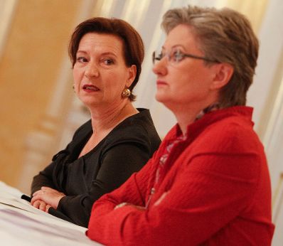 Am 12. Oktober 2011 Vorstellung des Begutachtungsentwurfes f&uuml;r ein neues Dienst- und Besoldungsrecht f&uuml;r Lehrende an P&auml;dagogischen Hochschulen. Bundesministerin f&uuml;r den &Ouml;ffentlichen Dienst Gabriele Heinisch-Hosek (l.) und Bundesministerin f&uuml;r Unterricht, Kunst und Kultur Claudia Schmied.