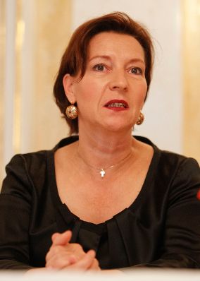 Am 12. Oktober 2011 Vorstellung des Begutachtungsentwurfes f&uuml;r ein neues Dienst- und Besoldungsrecht f&uuml;r Lehrende an P&auml;dagogischen Hochschulen. Bundesministerin f&uuml;r den &Ouml;ffentlichen Dienst Gabriele Heinisch-Hosek.