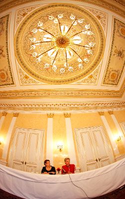 Am 12. Oktober 2011 Vorstellung des Begutachtungsentwurfes f&uuml;r ein neues Dienst- und Besoldungsrecht f&uuml;r Lehrende an P&auml;dagogischen Hochschulen. Bundesministerin f&uuml;r den &Ouml;ffentlichen Dienst Gabriele Heinisch-Hosek (l.) und Bundesministerin f&uuml;r Unterricht, Kunst und Kultur Claudia Schmied.