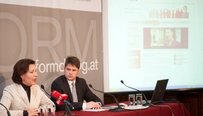 Am 28. November 2011 Bundesministerin Gabriele Heinisch-Hosek bei der Pressekonferenz zu &quot;B&uuml;rgerInnenbeteiligung www.reformdialog.at&quot;.