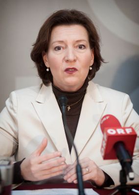 Am 28. November 2011 Bundesministerin Gabriele Heinisch-Hosek bei der Pressekonferenz zu &quot;B&uuml;rgerInnenbeteiligung www.reformdialog.at&quot;.