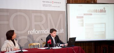 Am 28. November 2011 Bundesministerin Gabriele Heinisch-Hosek bei der Pressekonferenz zu &quot;B&uuml;rgerInnenbeteiligung www.reformdialog.at&quot;.