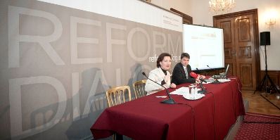 Am 28. November 2011 Bundesministerin Gabriele Heinisch-Hosek bei der Pressekonferenz zu &quot;B&uuml;rgerInnenbeteiligung www.reformdialog.at&quot;.