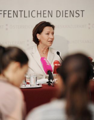 Am 3. Oktober 2011 pr&auml;sentierte die Frauenministerin Gabriele Heinisch Hosek (im Bild) gemeinsam mit Heidemarie M&uuml;ller-Riedlhuber, 3s Unternehmensberatung und Konrad Pesendorfer, Statistik Austria den neuen Online-Gehaltsrechner.