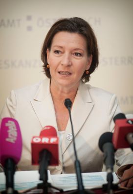Am 3. Oktober 2011 pr&auml;sentierte die Frauenministerin Gabriele Heinisch Hosek (im Bild) gemeinsam mit Heidemarie M&uuml;ller-Riedlhuber, 3s Unternehmensberatung und Konrad Pesendorfer, Statistik Austria den neuen Online-Gehaltsrechner.