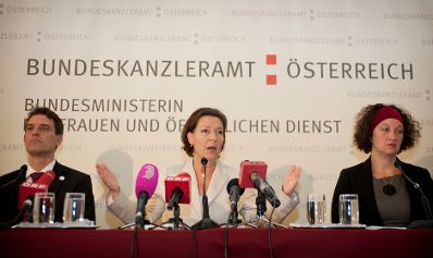 Am 3. Oktober 2011 pr&auml;sentierte die Frauenministerin Gabriele Heinisch Hosek (m.) gemeinsam mit Heidemarie M&uuml;ller-Riedlhuber, 3s Unternehmensberatung (r.) und Konrad Pesendorfer, Statistik Austria (l.) den neuen Online-Gehaltsrechner.