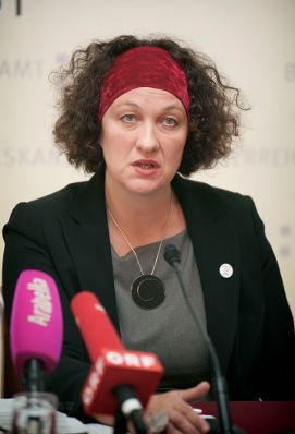Am 3. Oktober 2011 pr&auml;sentierte die Frauenministerin Gabriele Heinisch Hosek gemeinsam mit Heidemarie M&uuml;ller-Riedlhuber, 3s Unternehmensberatung (im Bild) und Konrad Pesendorfer, Statistik Austria den neuen Online-Gehaltsrechner.