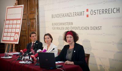 Am 3. Oktober 2011 pr&auml;sentierte die Frauenministerin Gabriele Heinisch Hosek (m.) gemeinsam mit Heidemarie M&uuml;ller-Riedlhuber, 3s Unternehmensberatung (r.) und Konrad Pesendorfer, Statistik Austria (l.) den neuen Online-Gehaltsrechner.