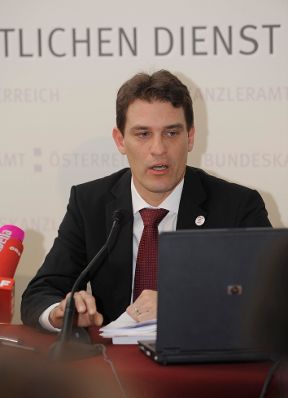 Am 3. Oktober 2011 pr&auml;sentierte die Frauenministerin Gabriele Heinisch Hosek gemeinsam mit Heidemarie M&uuml;ller-Riedlhuber, 3s Unternehmensberatung und Konrad Pesendorfer, Statistik Austria (im Bild) den neuen Online-Gehaltsrechner.