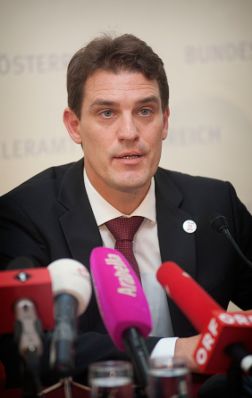 Am 3. Oktober 2011 pr&auml;sentierte die Frauenministerin Gabriele Heinisch Hosek gemeinsam mit Heidemarie M&uuml;ller-Riedlhuber, 3s Unternehmensberatung und Konrad Pesendorfer, Statistik Austria (im Bild) den neuen Online-Gehaltsrechner.