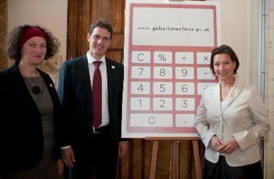 Am 3. Oktober 2011 pr&auml;sentierte die Frauenministerin Gabriele Heinisch Hosek (r.) gemeinsam mit Heidemarie M&uuml;ller-Riedlhuber, 3s Unternehmensberatung (l.) und Konrad Pesendorfer, Statistik Austria (m.) den neuen Online-Gehaltsrechner.