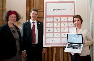 Am 3. Oktober 2011 pr&auml;sentierte die Frauenministerin Gabriele Heinisch Hosek (r.) gemeinsam mit Heidemarie M&uuml;ller-Riedlhuber, 3s Unternehmensberatung (l.) und Konrad Pesendorfer, Statistik Austria (m.) den neuen Online-Gehaltsrechner.