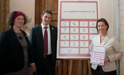 Am 3. Oktober 2011 pr&auml;sentierte die Frauenministerin Gabriele Heinisch Hosek (r.) gemeinsam mit Heidemarie M&uuml;ller-Riedlhuber, 3s Unternehmensberatung (l.) und Konrad Pesendorfer, Statistik Austria (m.) den neuen Online-Gehaltsrechner.
