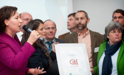Bundesministerin Gabriele Heinisch-Hosek bei der Verleihung des CAF-G&uuml;tesiegels an die Bezirkshauptmannschaft Zell am See.