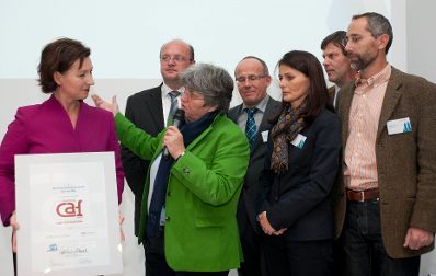 Bundesministerin Gabriele Heinisch-Hosek bei der Verleihung des CAF-G&uuml;tesiegels an die Bezirkshauptmannschaft Zell am See.