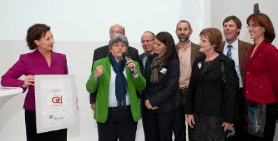 Bundesministerin Gabriele Heinisch-Hosek bei der Verleihung des CAF-G&uuml;tesiegels an die Bezirkshauptmannschaft Zell am See.