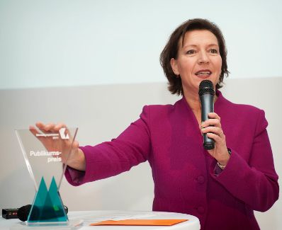 Bundesministerin Gabriele Heinisch-Hosek bei der Verleihung des Publikumspreises der 1. Verwaltungsmesse an die Bezirkshauptmannschaften Zell am See, Eisenstadt-Umgebung, Rohrbach und Hermagor (f&uuml;r das Projekt &quot;BH-Plus&quot;).