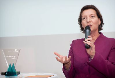 Bundesministerin Gabriele Heinisch-Hosek bei der Verleihung des Publikumspreises der 1. Verwaltungsmesse an die Bezirkshauptmannschaften Zell am See, Eisenstadt-Umgebung, Rohrbach und Hermagor (f&uuml;r das Projekt &quot;BH-Plus&quot;).