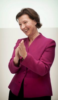 Bundesministerin Gabriele Heinisch-Hosek bei der Verleihung des Publikumspreises der 1. Verwaltungsmesse an die Bezirkshauptmannschaften Zell am See, Eisenstadt-Umgebung, Rohrbach und Hermagor (f&uuml;r das Projekt &quot;BH-Plus&quot;).