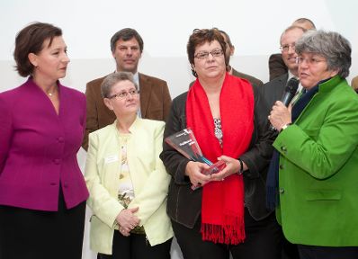 Bundesministerin Gabriele Heinisch-Hosek bei der Verleihung des Publikumspreises der 1. Verwaltungsmesse an die Bezirkshauptmannschaften Zell am See, Eisenstadt-Umgebung, Rohrbach und Hermagor (f&uuml;r das Projekt &quot;BH-Plus&quot;).