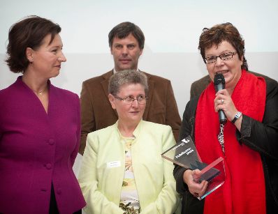 Bundesministerin Gabriele Heinisch-Hosek bei der Verleihung des Publikumspreises der 1. Verwaltungsmesse an die Bezirkshauptmannschaften Zell am See, Eisenstadt-Umgebung, Rohrbach und Hermagor (f&uuml;r das Projekt &quot;BH-Plus&quot;).