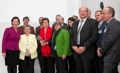 Bundesministerin Gabriele Heinisch-Hosek bei der Verleihung des Publikumspreises der 1. Verwaltungsmesse an die Bezirkshauptmannschaften Zell am See, Eisenstadt-Umgebung, Rohrbach und Hermagor (f&uuml;r das Projekt &quot;BH-Plus&quot;).