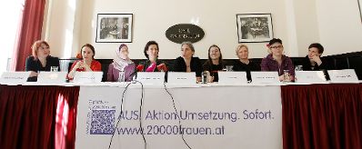 Am 14. M&auml;rz 2011 fand im Cafe Griensteidl die Pressekonferenz zur gro&szlig;en Frauentagsdemo am 19. M&auml;rz statt. Im Bild (v.l.n.r.) Rechtsanw&auml;ltin Gabriele Vana-Kowarzik, Silvia Jura von der femous-Festivalleitung, Amina Baghajati vom Forum Muslimischer Frauen, Frauenministerin Heinisch-Hosek, Petra Unger Sprecherin der Plattform 20000frauen, Medienwissenschafterin Ulli Weish, Wiens Frauen- und Integrationsstadtr&auml;tin Sandra Frauenberger, &Ouml;H-Referentin Judith G&ouml;tz und Rechtanw&auml;ltin Doris Einwallner vom Migrantinnen-Unterst&uuml;tzungsverein LEF&Ouml;.