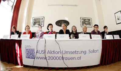 Am 14. M&auml;rz 2011 fand im Cafe Griensteidl die Pressekonferenz zur gro&szlig;en Frauentagsdemo am 19. M&auml;rz statt. Im Bild (v.l.n.r.) Rechtsanw&auml;ltin Gabriele Vana-Kowarzik, Silvia Jura von der femous-Festivalleitung, Amina Baghajati vom Forum Muslimischer Frauen, Frauenministerin Heinisch-Hosek, Petra Unger Sprecherin der Plattform 20000frauen, Medienwissenschafterin Ulli Weish, Wiens Frauen- und Integrationsstadtr&auml;tin Sandra Frauenberger, &Ouml;H-Referentin Judith G&ouml;tz und Rechtanw&auml;ltin Doris Einwallner vom Migrantinnen-Unterst&uuml;tzungsverein LEF&Ouml;.