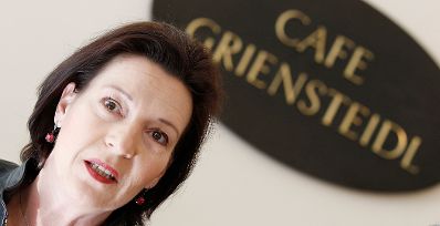 Am 14. M&auml;rz 2011 fand im Cafe Griensteidl die Pressekonferenz zur gro&szlig;en Frauentagsdemo am 19. M&auml;rz statt. Im Bild Frauenministerin Heinisch-Hosek.