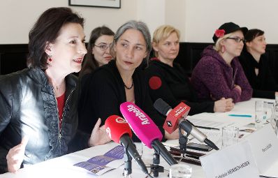 Am 14. M&auml;rz 2011 fand im Cafe Griensteidl die Pressekonferenz zur gro&szlig;en Frauentagsdemo am 19. M&auml;rz statt. Im Bild (v.l.n.r.) Frauenministerin Heinisch-Hosek, Petra Unger Sprecherin der Plattform 20000frauen, Medienwissenschafterin Ulli Weish, Wiens Frauen- und Integrationsstadtr&auml;tin Sandra Frauenberger, &Ouml;H-Referentin Judith G&ouml;tz und Rechtanw&auml;ltin Doris Einwallner vom Migrantinnen-Unterst&uuml;tzungsverein LEF&Ouml;.
