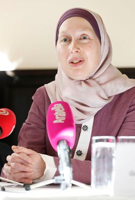 Am 14. M&auml;rz 2011 fand im Cafe Griensteidl die Pressekonferenz zur gro&szlig;en Frauentagsdemo am 19. M&auml;rz statt. Im Bild Amina Baghajati vom Forum Muslimischer Frauen.