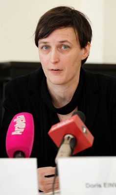 Am 14. M&auml;rz 2011 fand im Cafe Griensteidl die Pressekonferenz zur gro&szlig;en Frauentagsdemo am 19. M&auml;rz statt. Im Bild Rechtanw&auml;ltin Doris Einwallner vom Migrantinnen-Unterst&uuml;tzungsverein LEF&Ouml;.